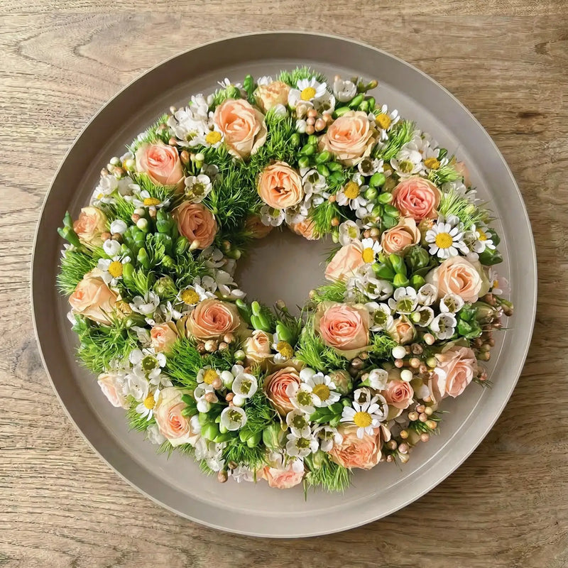 Kreisförmiger Blumenkranz mit dichter Blütenstruktur – florale Gestaltung mit zeitloser Anmutung