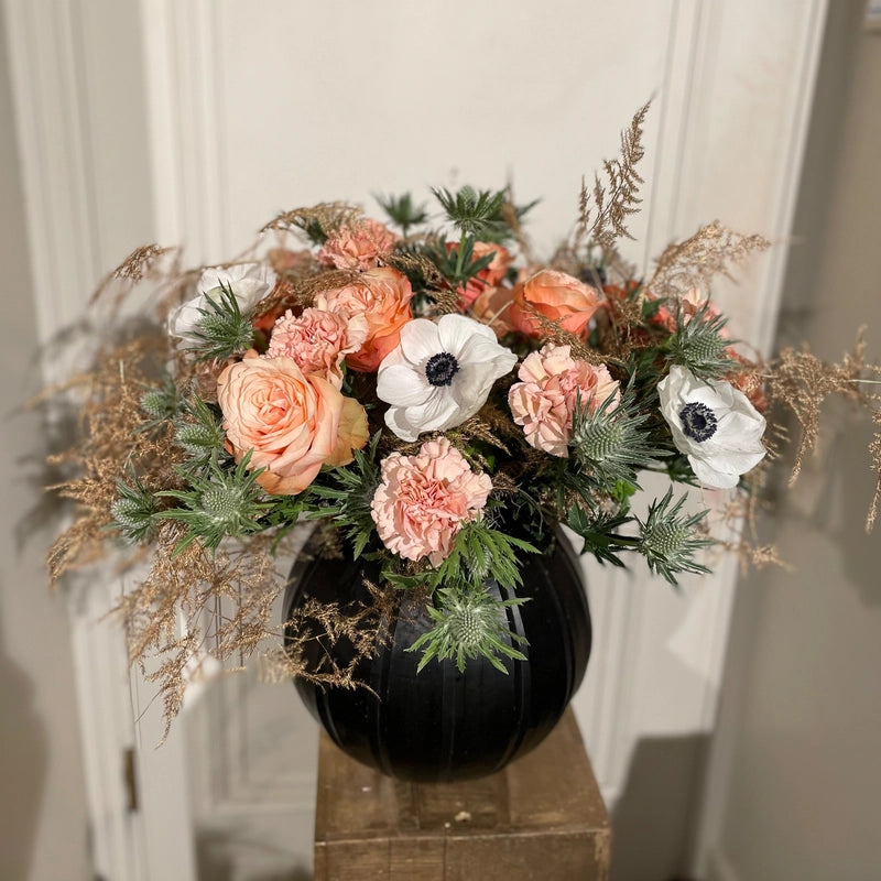 Weinachtlich interpretierter Blumenstrauß mit klarer Formensprache – liebevoll gebunden von DADA Dornbirn