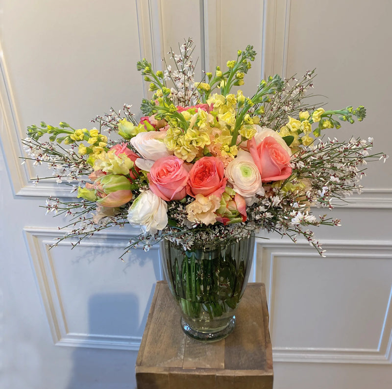 Moderner Blumenstrauß mit klarer Formensprache – liebevoll gebunden von DADA Dornbirn