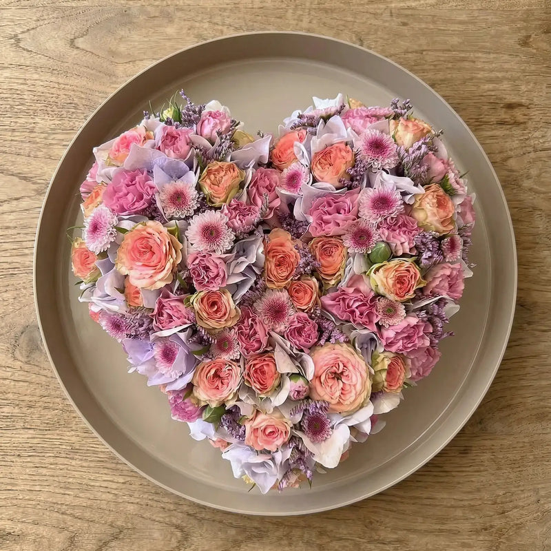 Herzförmiges Blumengesteck mit natürlichem Aufbau – florale Gestaltung von DADA Dornbirn