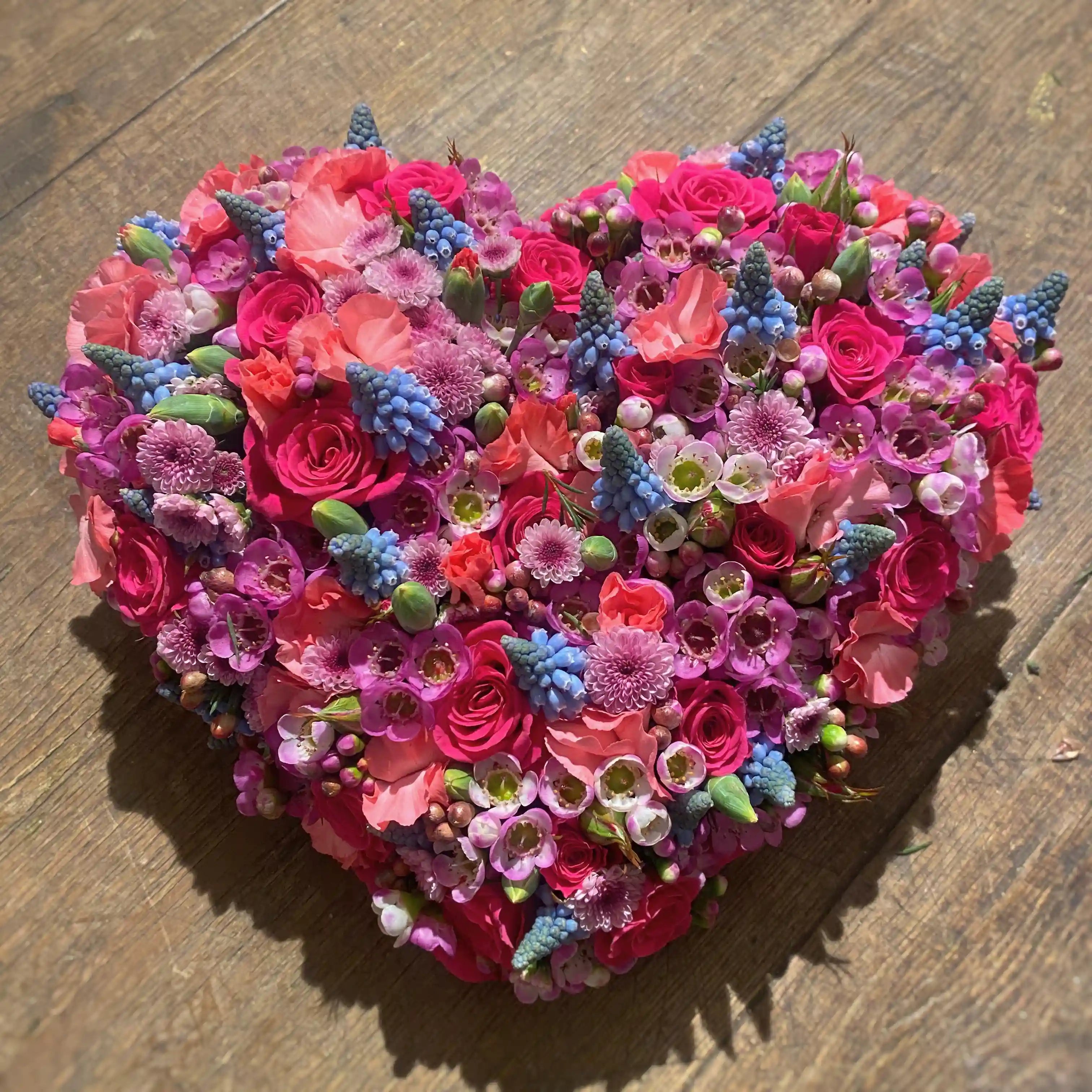 Herzförmiges Blumengesteck mit natürlichem Aufbau – florale Gestaltung von DADA Dornbirn