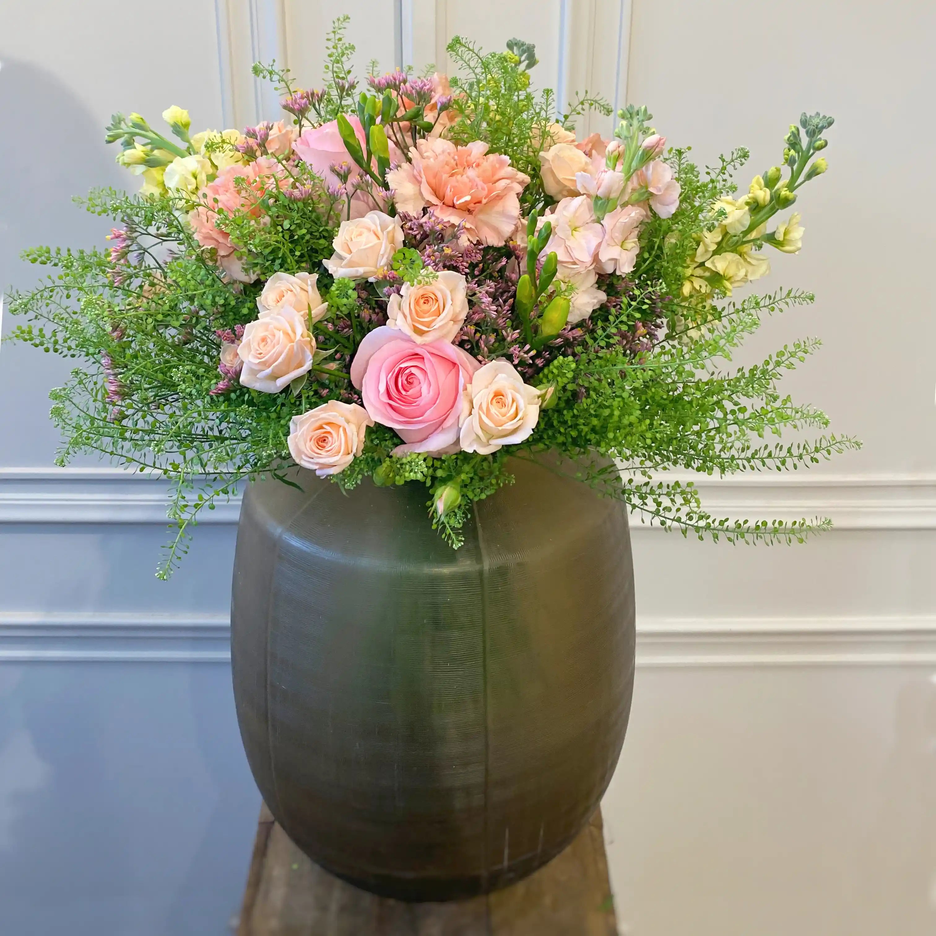 Moderner Blumenstrauß mit klarer Formensprache – liebevoll gebunden von DADA Dornbirn