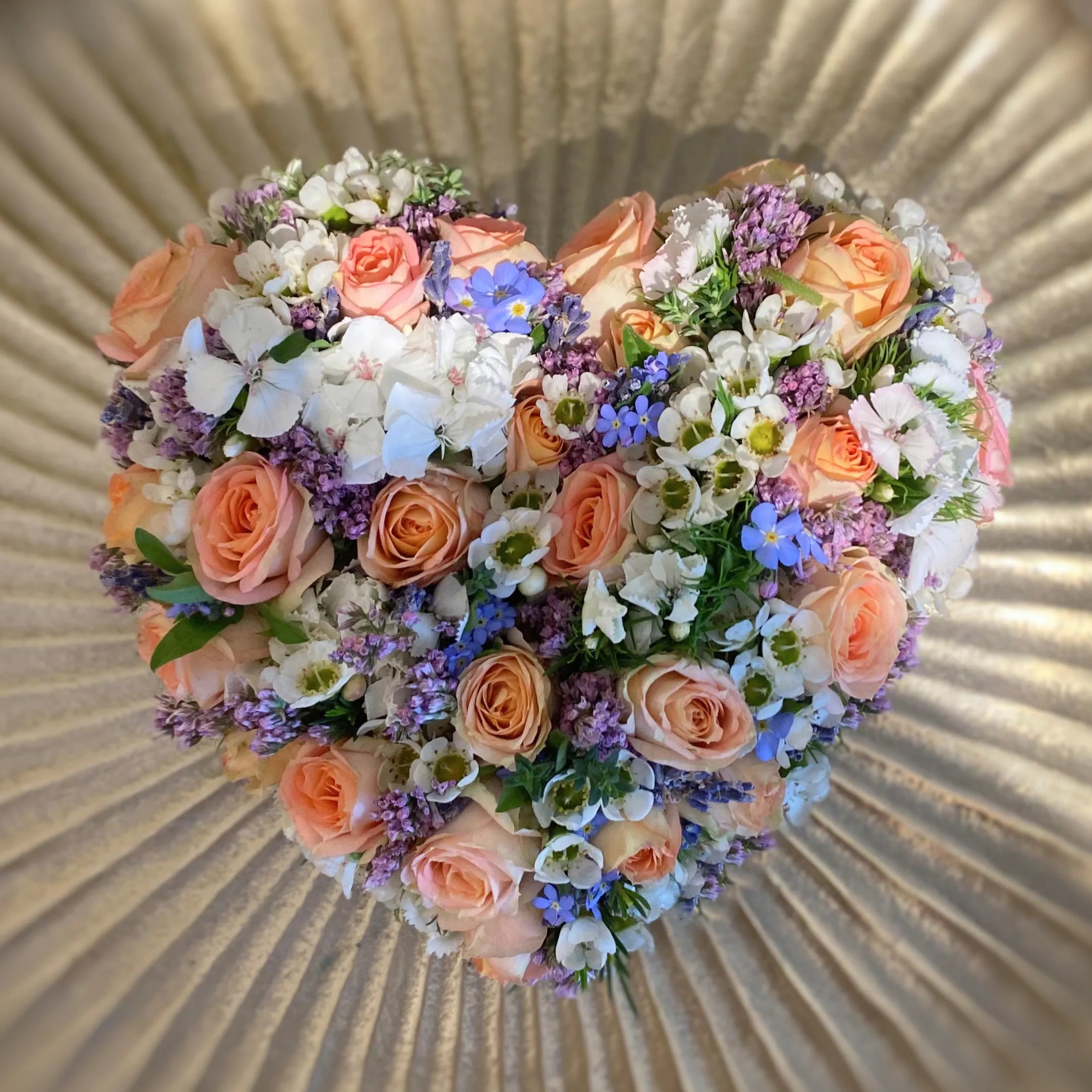 Herzförmiges Blumengesteck mit natürlichem Aufbau – florale Gestaltung von DADA Dornbirn