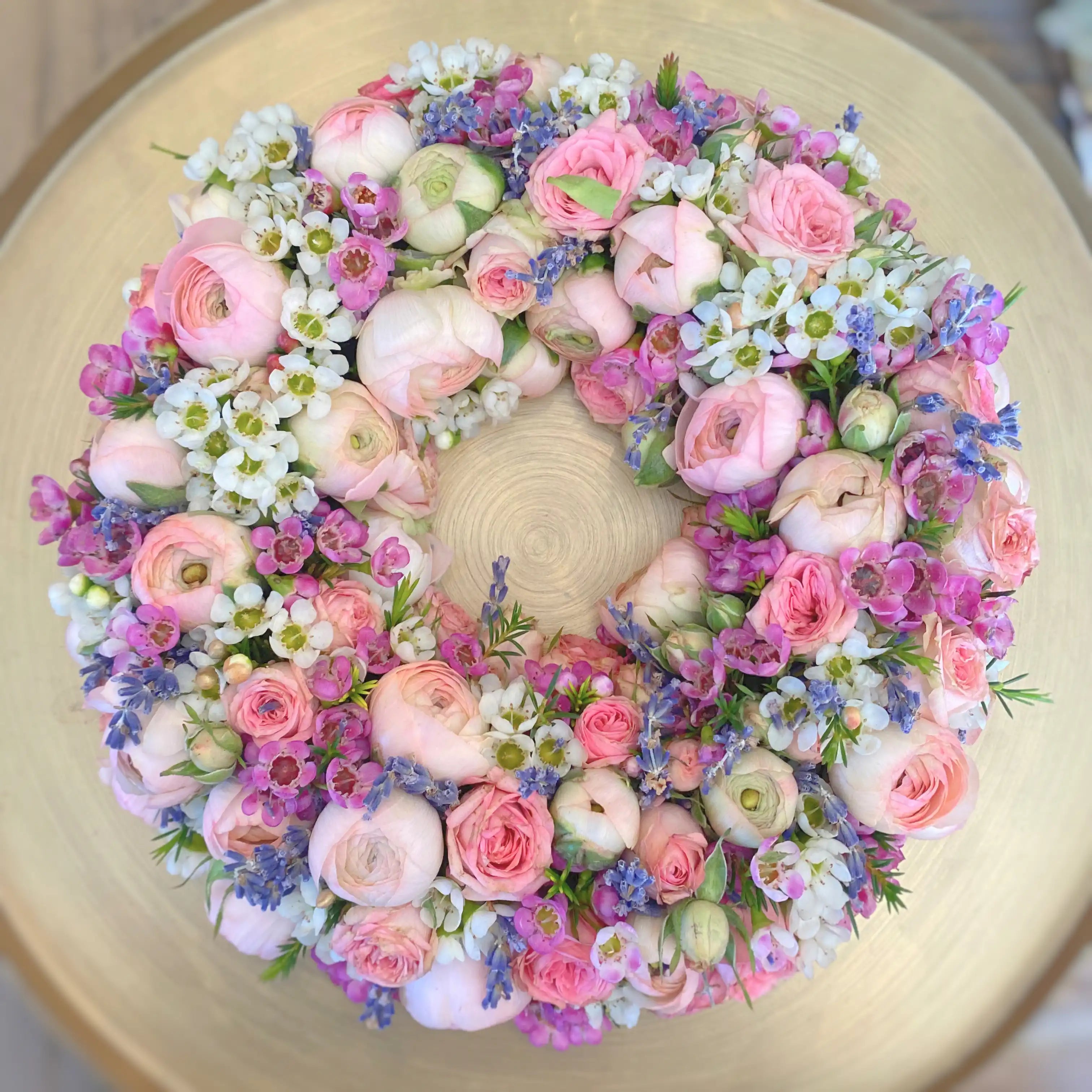 Kreisförmiger Blumenkranz mit dichter Blütenstruktur – florale Gestaltung mit zeitloser Anmutung