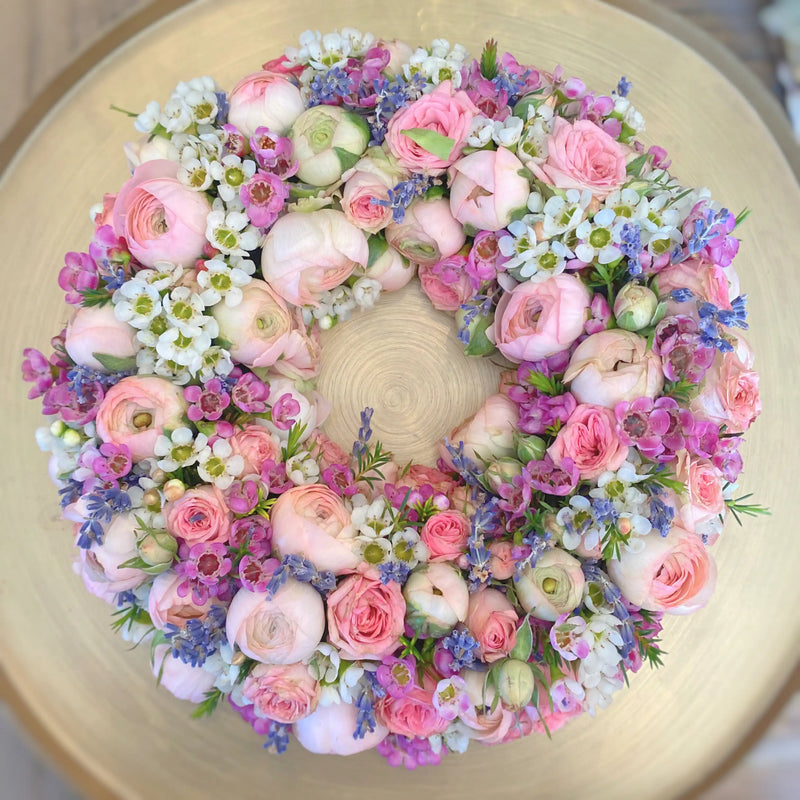 Kreisförmiger Blumenkranz mit dichter Blütenstruktur – florale Gestaltung mit zeitloser Anmutung