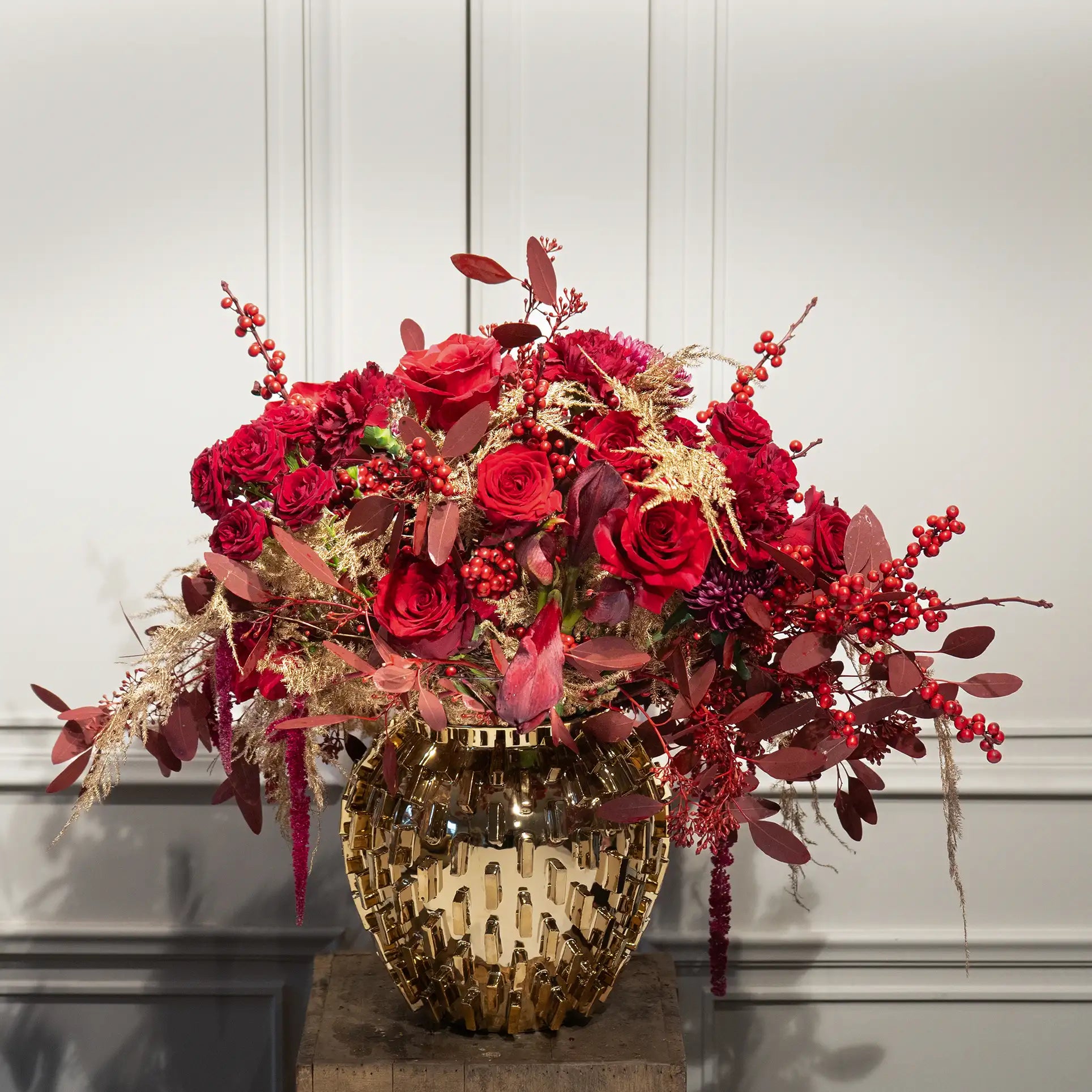 Weinachtlich interpretierter Blumenstrauß mit klarer Formensprache – liebevoll gebunden von DADA Dornbirn