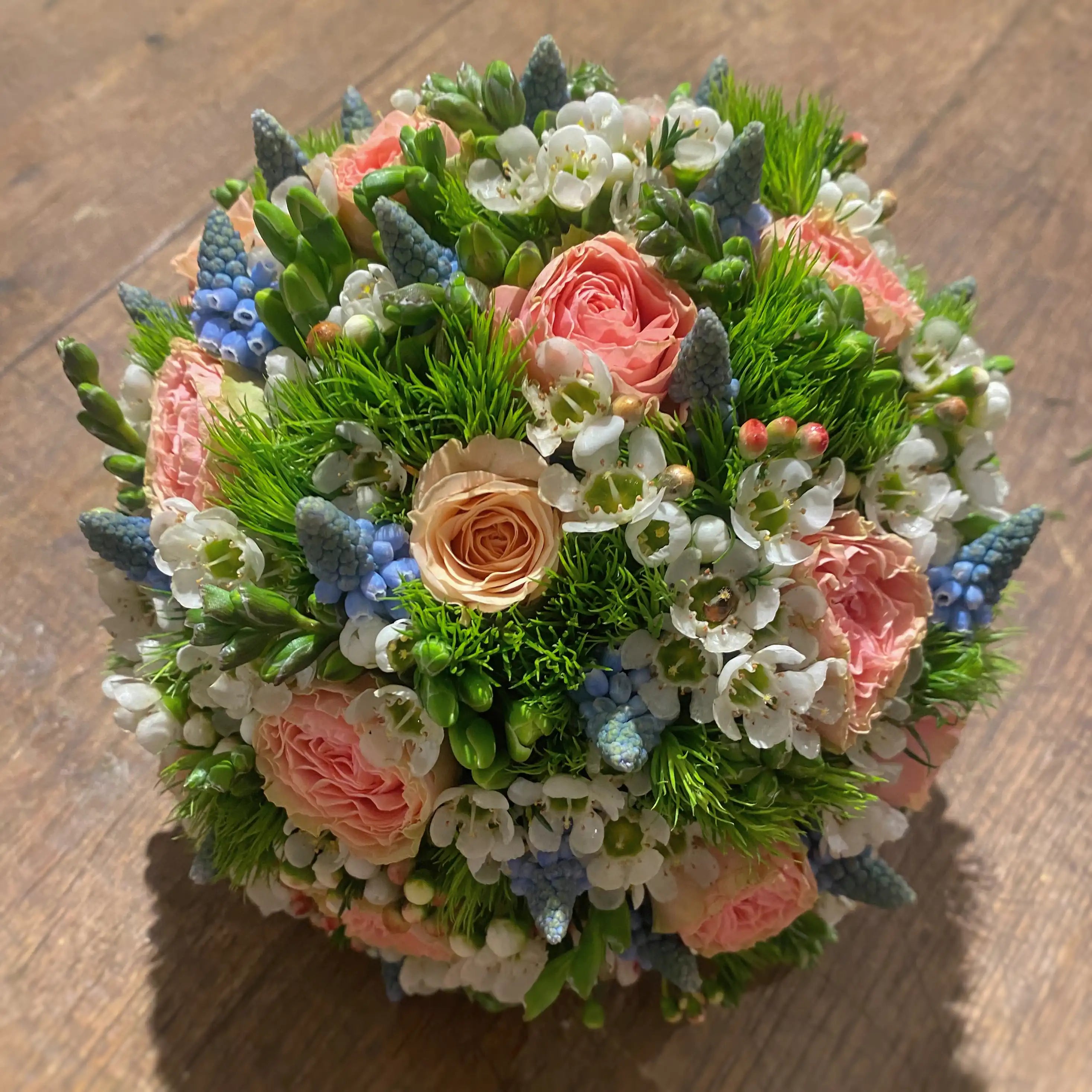 Kugelförmiges Blumengesteck mit dichter Blütenstruktur – florale Gestaltung in klarer Form