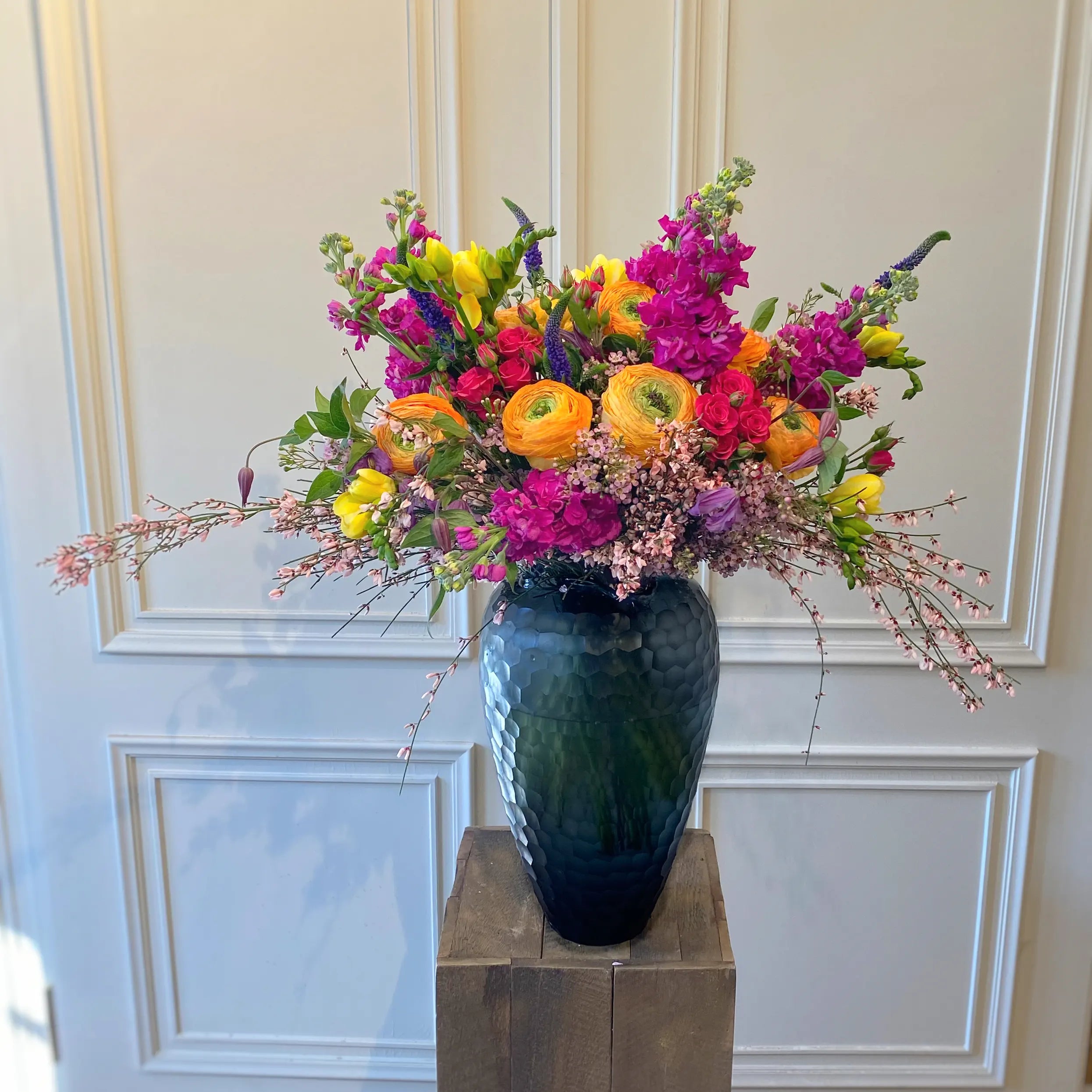 Moderner Blumenstrauß mit klarer Formensprache – liebevoll gebunden von DADA Dornbirn