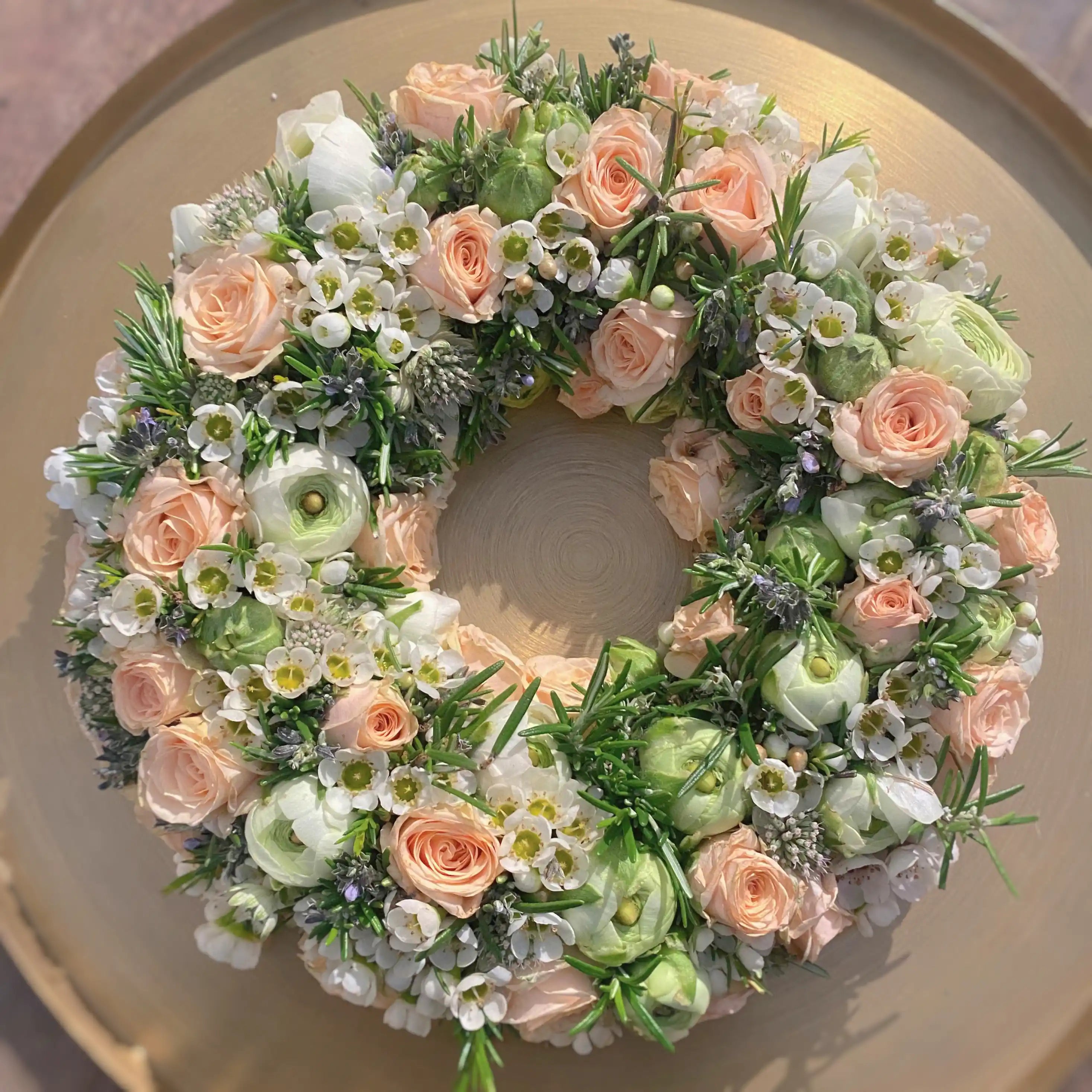 Kreisförmiger Blumenkranz mit dichter Blütenstruktur – florale Gestaltung mit zeitloser Anmutung