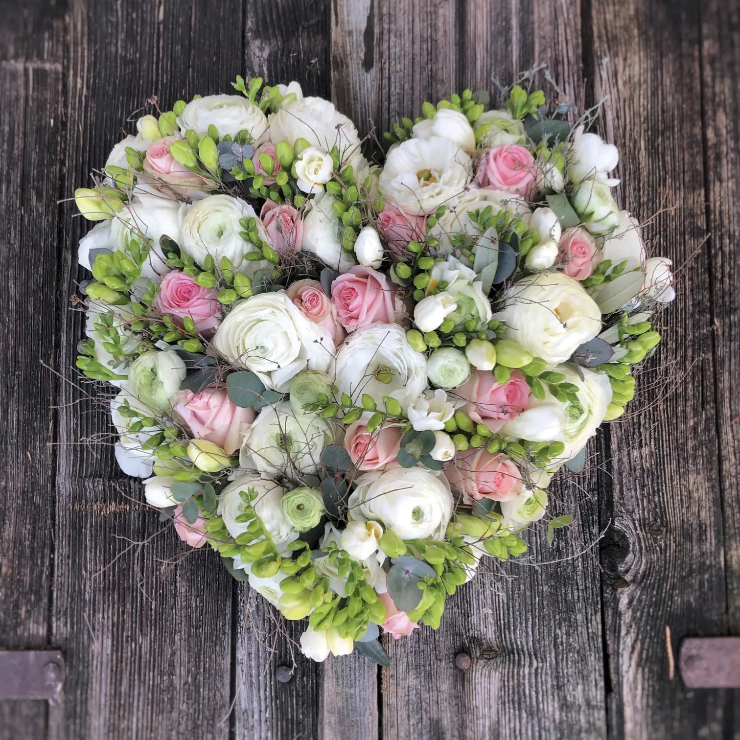 Herzförmiges Blumengesteck mit natürlichem Aufbau – florale Gestaltung von DADA Dornbirn