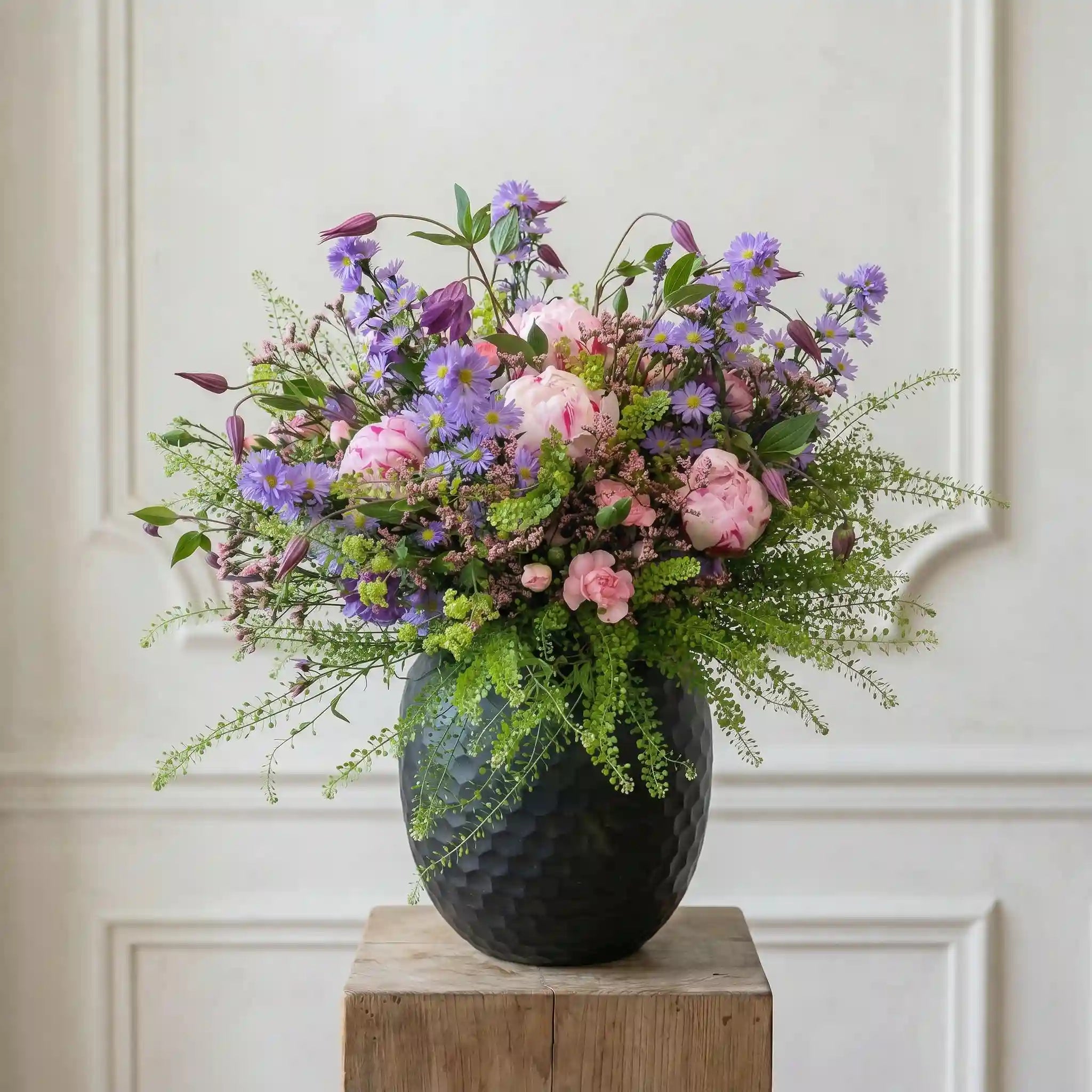 Moderner Blumenstrauß mit klarer Formensprache – liebevoll gebunden von DADA Dornbirn