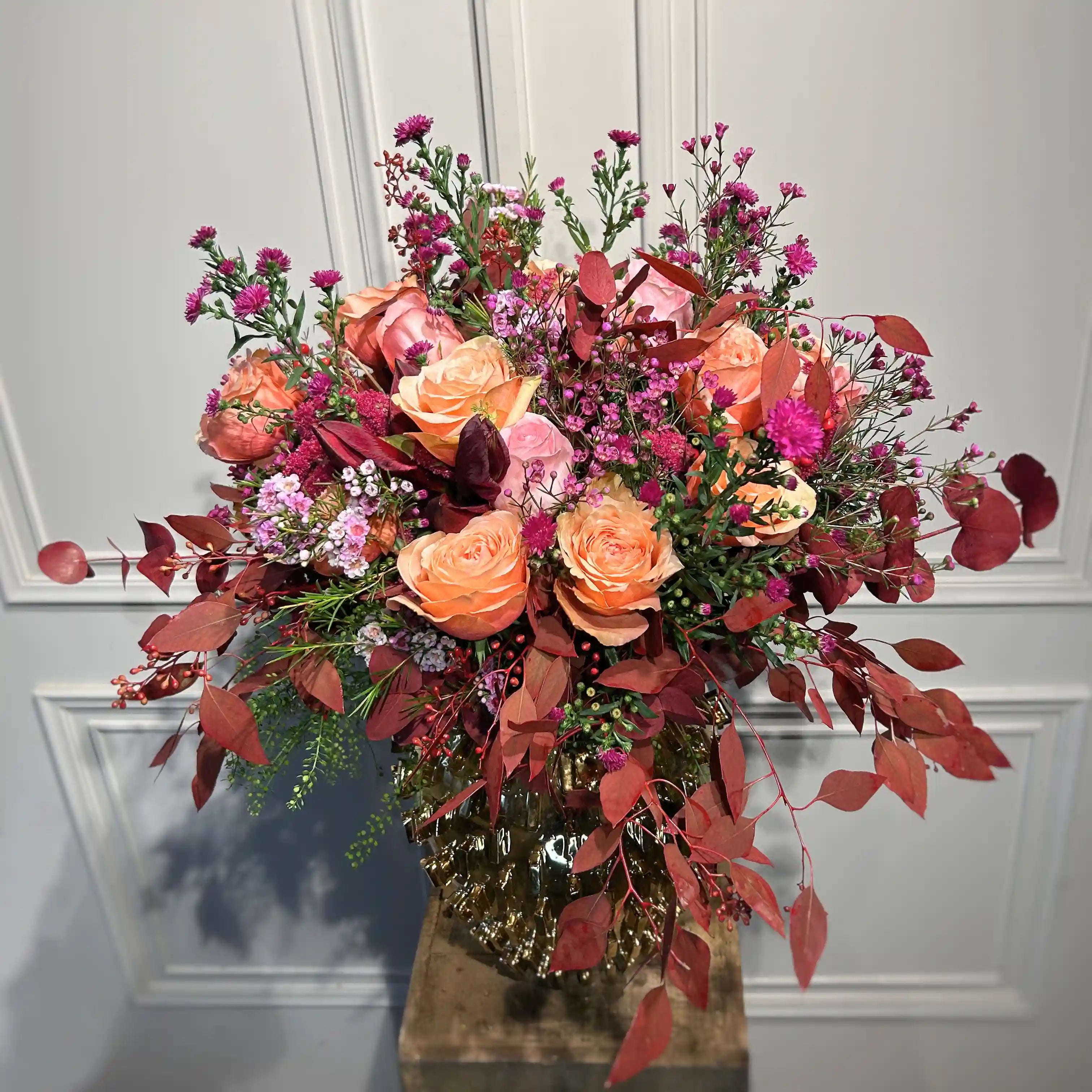 Weinachtlicher Blumenstrauß mit klarer Formensprache – liebevoll gebunden von DADA Dornbirn