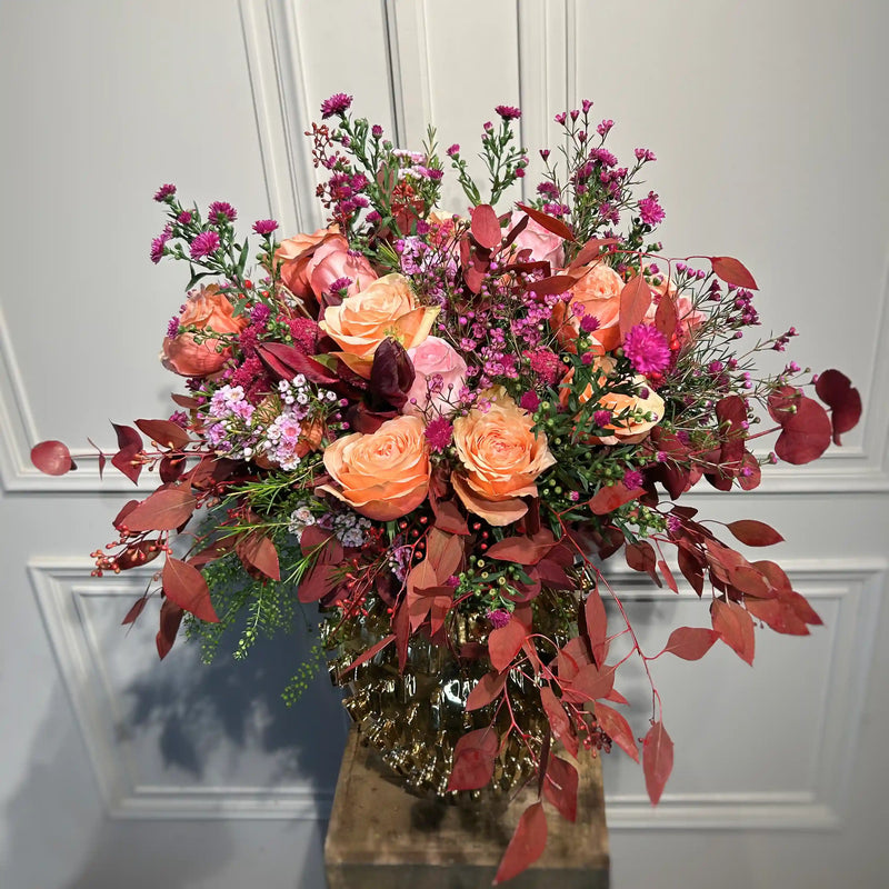 Weinachtlicher Blumenstrauß mit klarer Formensprache – liebevoll gebunden von DADA Dornbirn