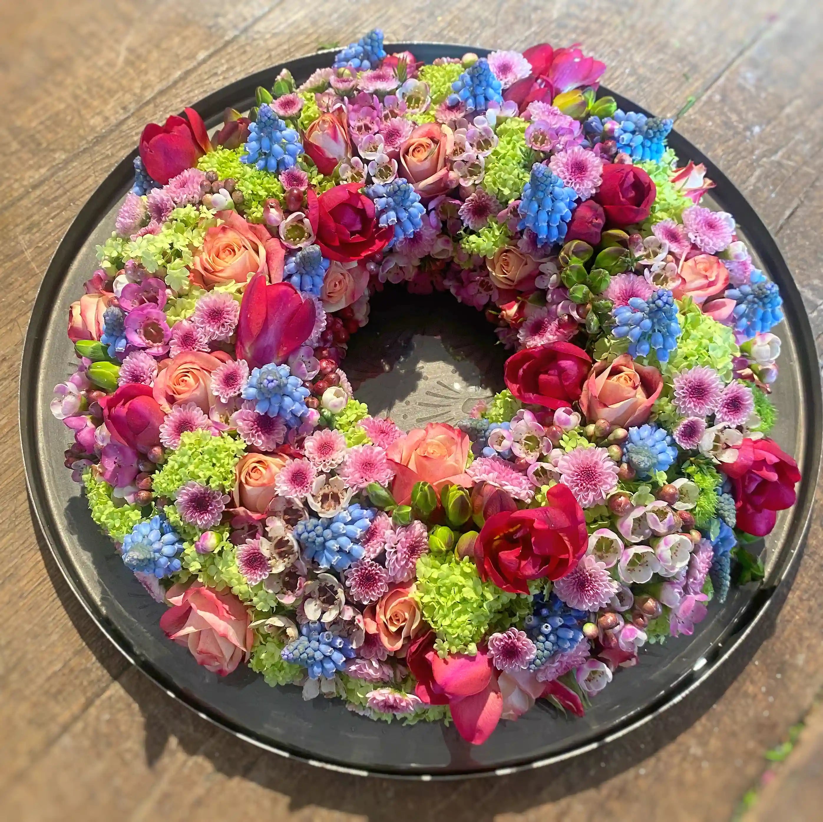 Kreisförmiger Blumenkranz mit dichter Blütenstruktur – florale Gestaltung mit zeitloser Anmutung