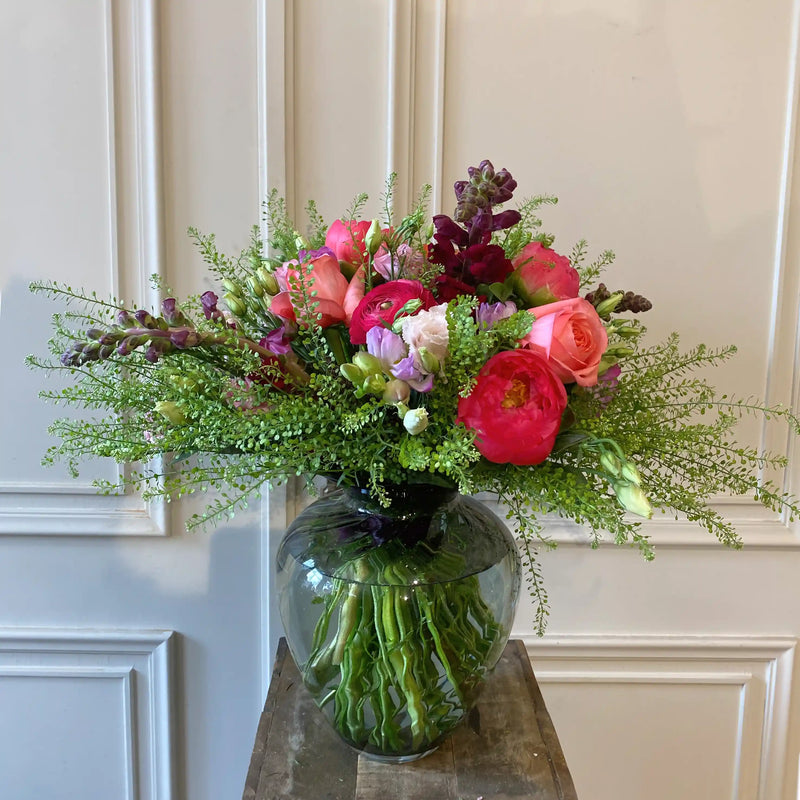 Ruhige Farbwelt in gebundener Form – moderner Blumenstrauß aus dem DADA