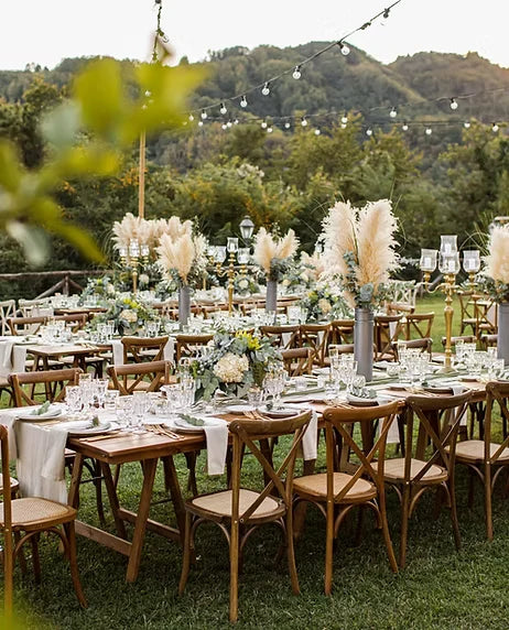 Eventdekoration im Freien – festlich gedeckte Tische mit floralen Akzenten von DADA