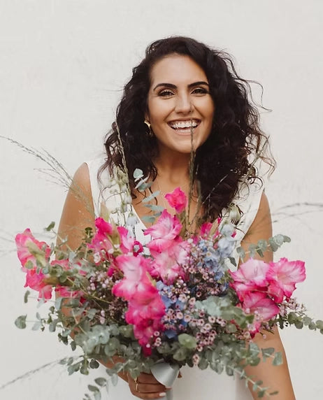 Florale Hochzeitsinspiration – Braut mit farbenfrohem Blumenstrauß von DADA