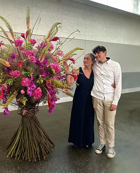 Florale Kreation – großformatiges Blütenarrangement bei einem DADA Projekt