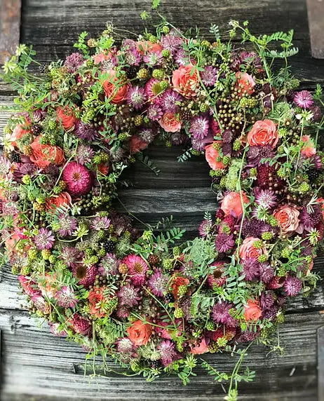 Blumenkranz zur Trauer – stilvolle florale Gestaltung mit zurückhaltender Farbgebung