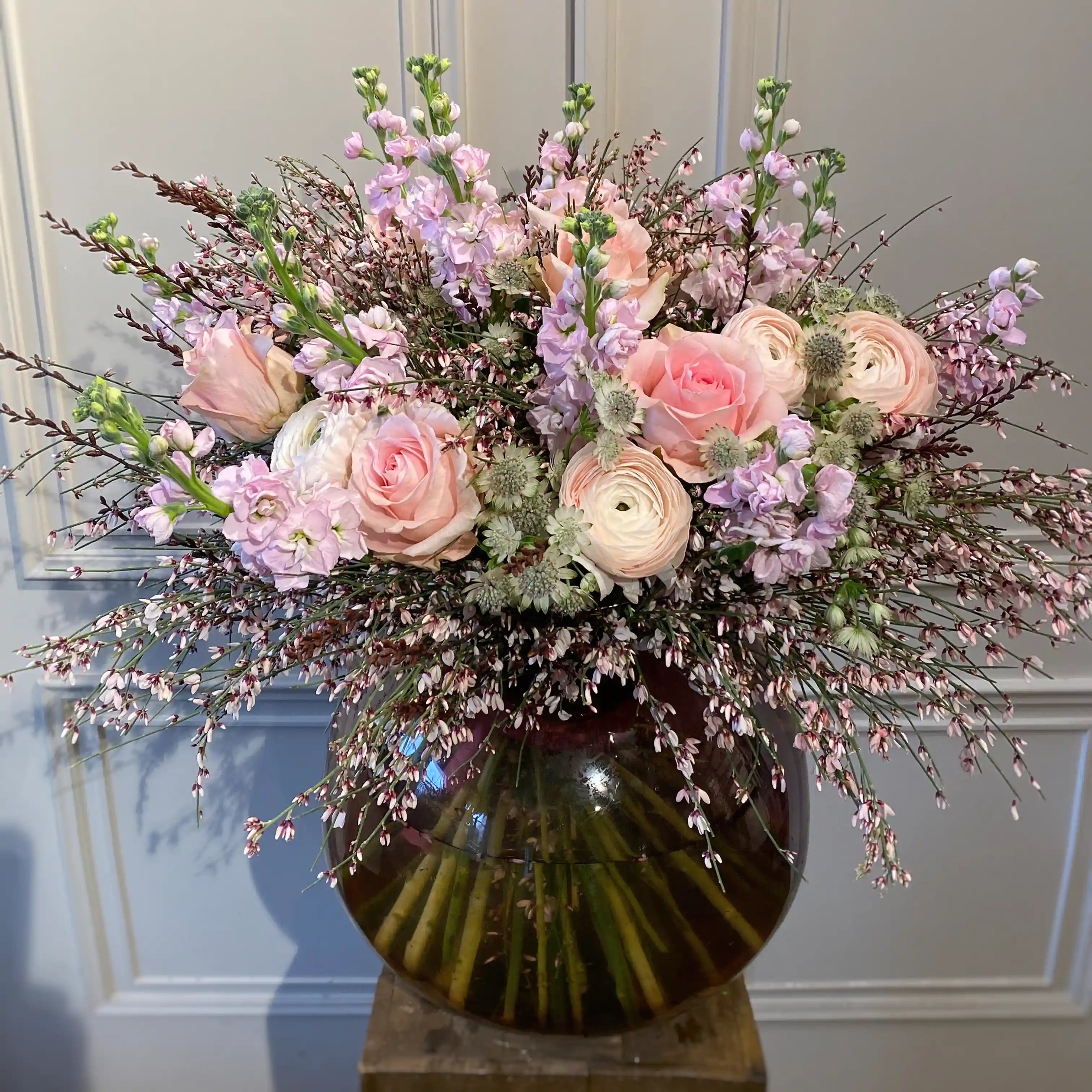 Moderner Blumenstrauß mit klarer Formensprache – liebevoll gebunden von DADA Dornbirn