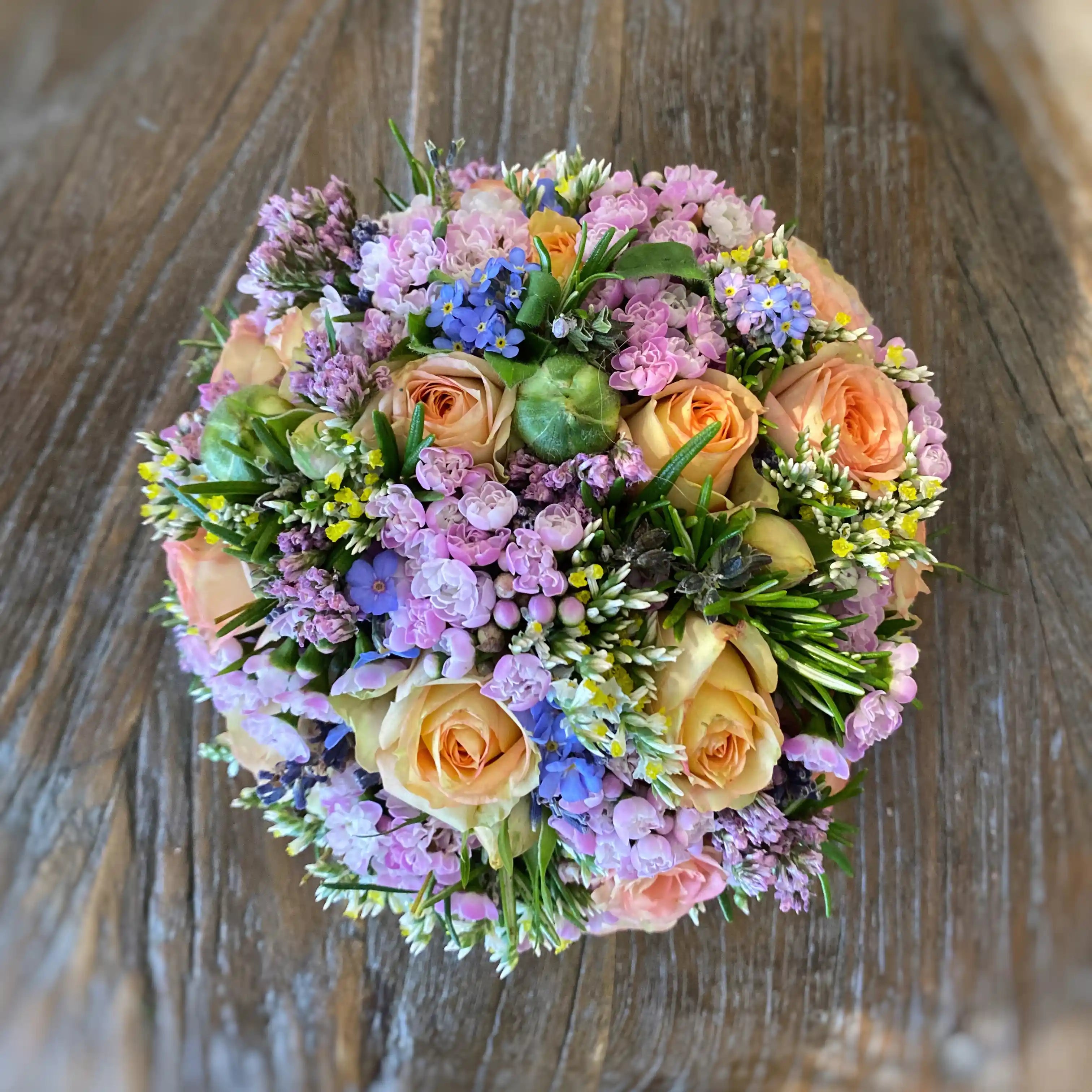 Kugelförmiges Blumengesteck mit dichter Blütenstruktur – florale Gestaltung in klarer Form