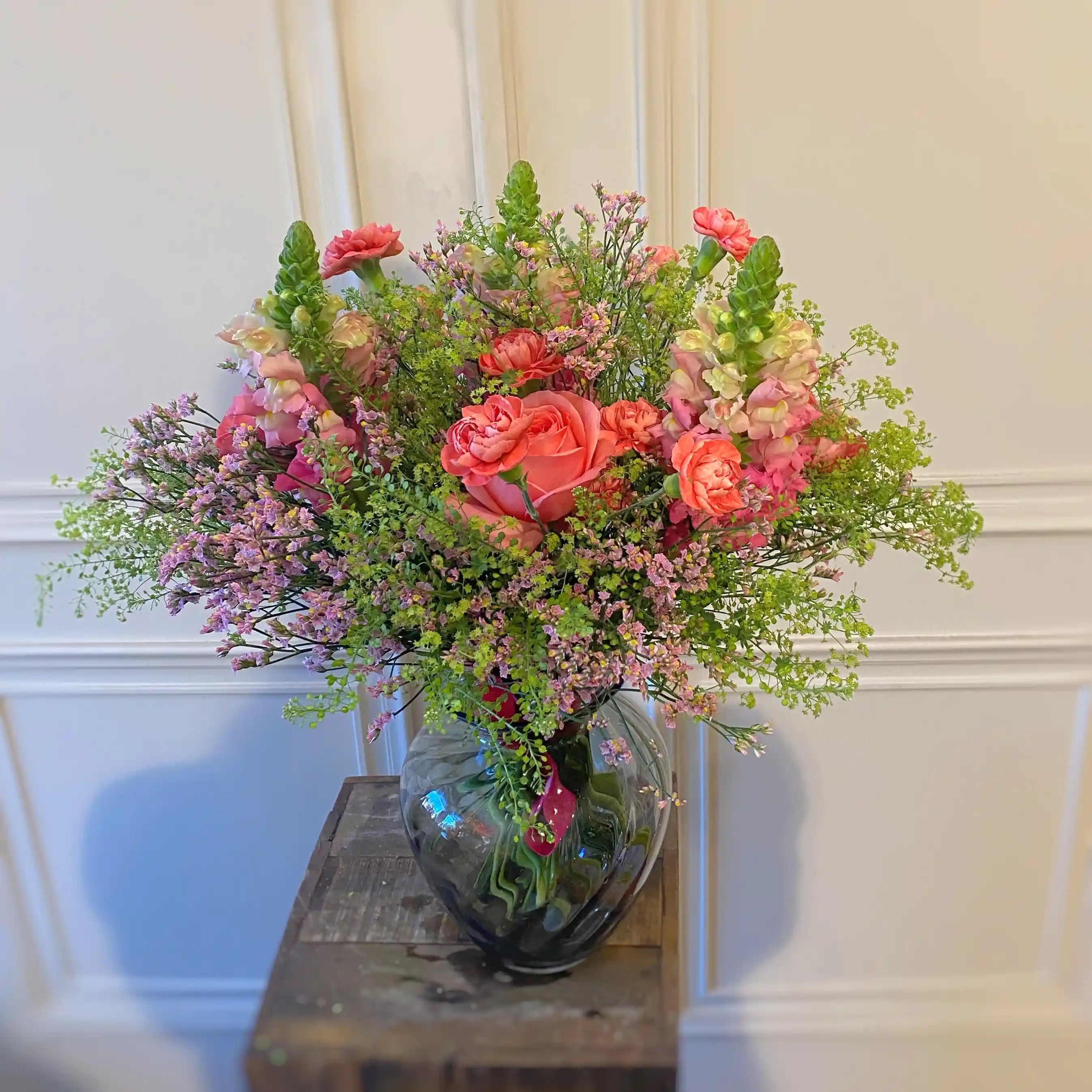 Sorgfältig kuratierter Blumenstrauß mit sanftem Volumen – aus der aktuellen DADA Kollektion
