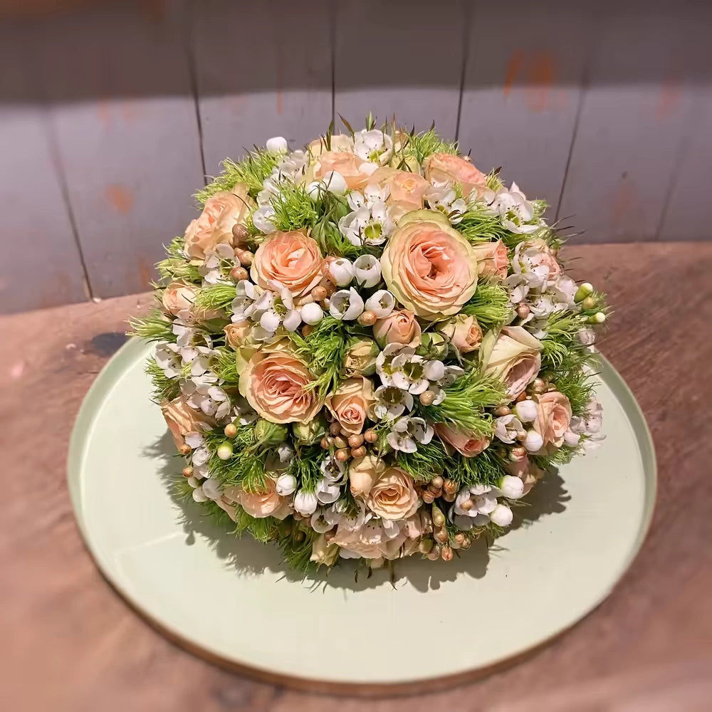 Kugelförmiges Blumengesteck mit dichter Blütenstruktur – florale Gestaltung in klarer Form