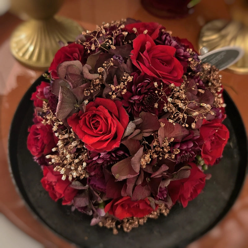 Kugelförmiges Blumengesteck mit dichter Blütenstruktur – florale Gestaltung in klarer Form