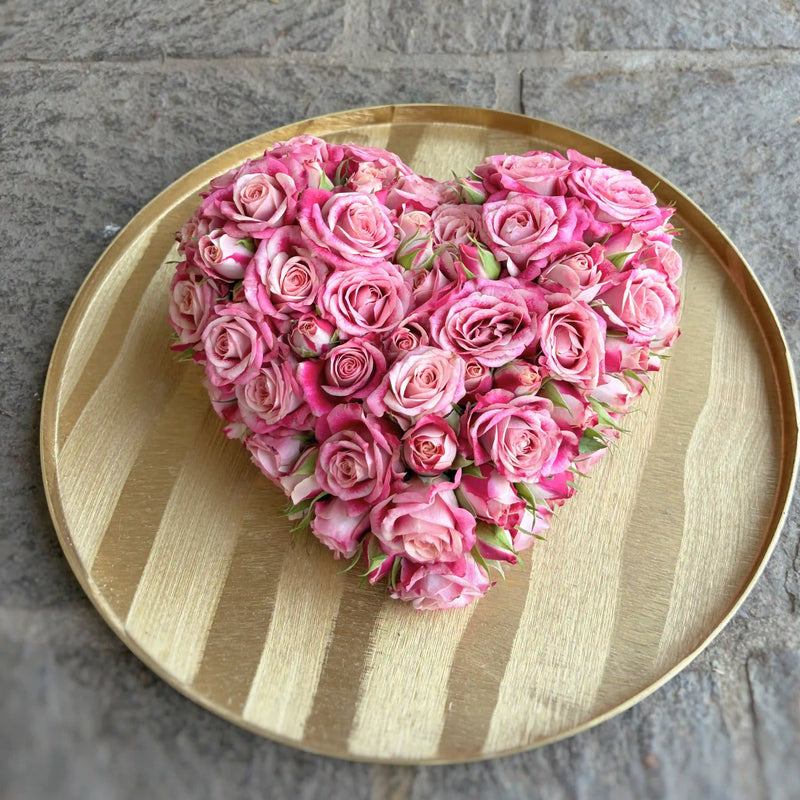 Herzförmiges Blumengesteck mit natürlichem Aufbau – florale Gestaltung von DADA Dornbirn