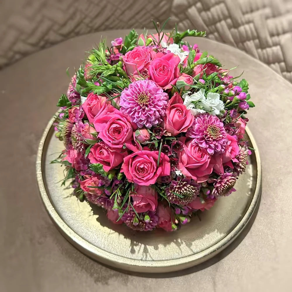 Kugelförmiges Blumengesteck in reduzierter Farbwelt – handgearbeitet mit natürlicher Leichtigkeit