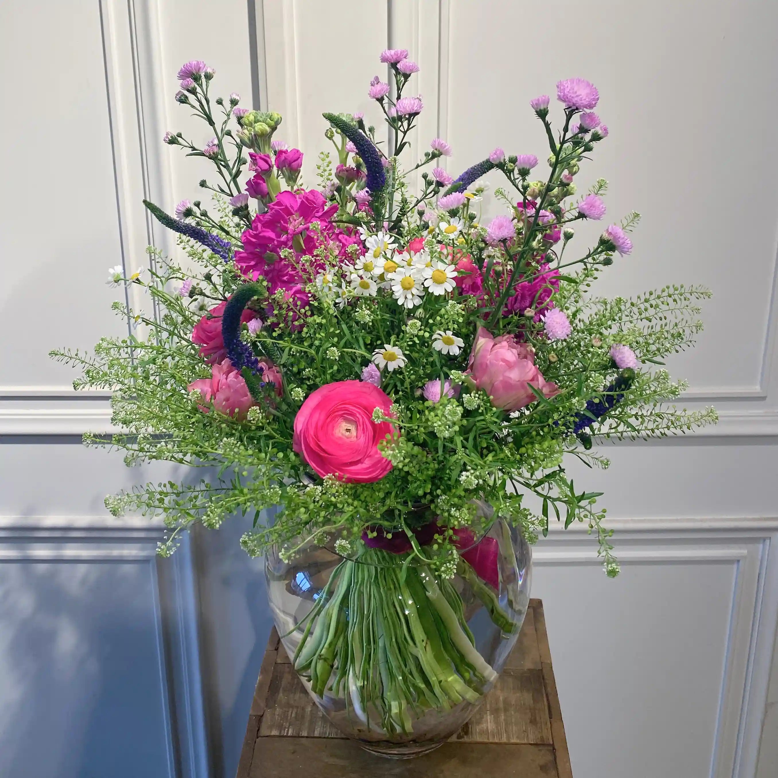 Zeitgemäßer Blumenstrauß mit ruhigem Ausdruck – inspiriert von natürlichen Linien und Texturen
