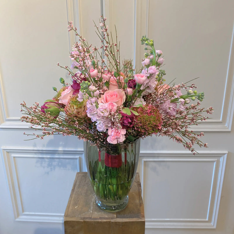 Moderner Blumenstrauß mit klarer Formensprache – liebevoll gebunden von DADA Dornbirn