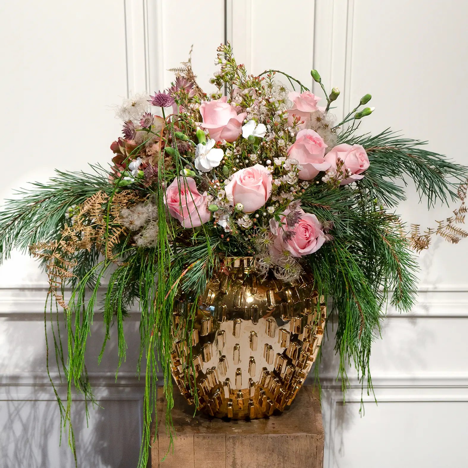 Weinachtlich interpretierter Blumenstrauß mit klarer Formensprache – liebevoll gebunden von DADA Dornbirn