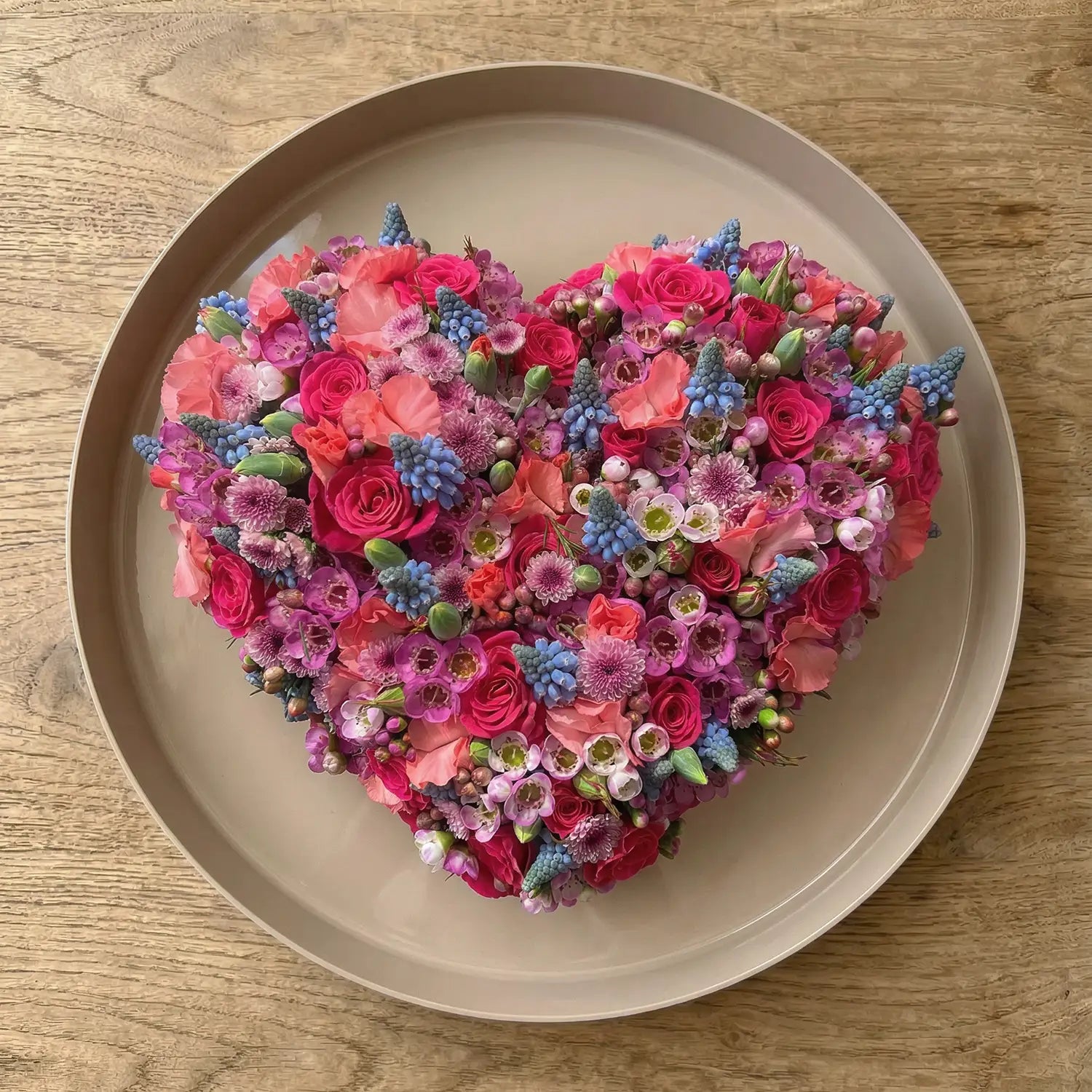 Herzförmiges Blumengesteck mit natürlichem Aufbau – florale Gestaltung von DADA Dornbirn