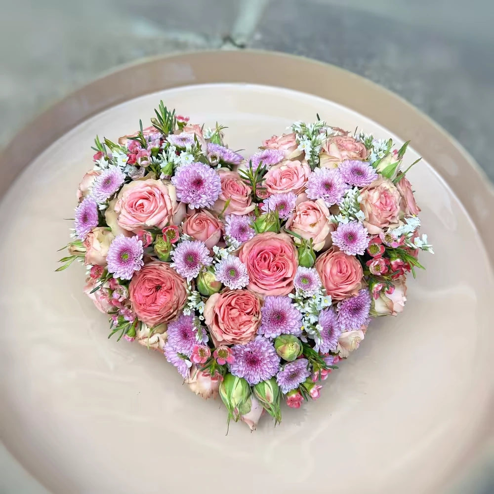 Herzförmiges Blumengesteck mit ausbalancierter Struktur – handgefertigt im floralen Stil von DADA