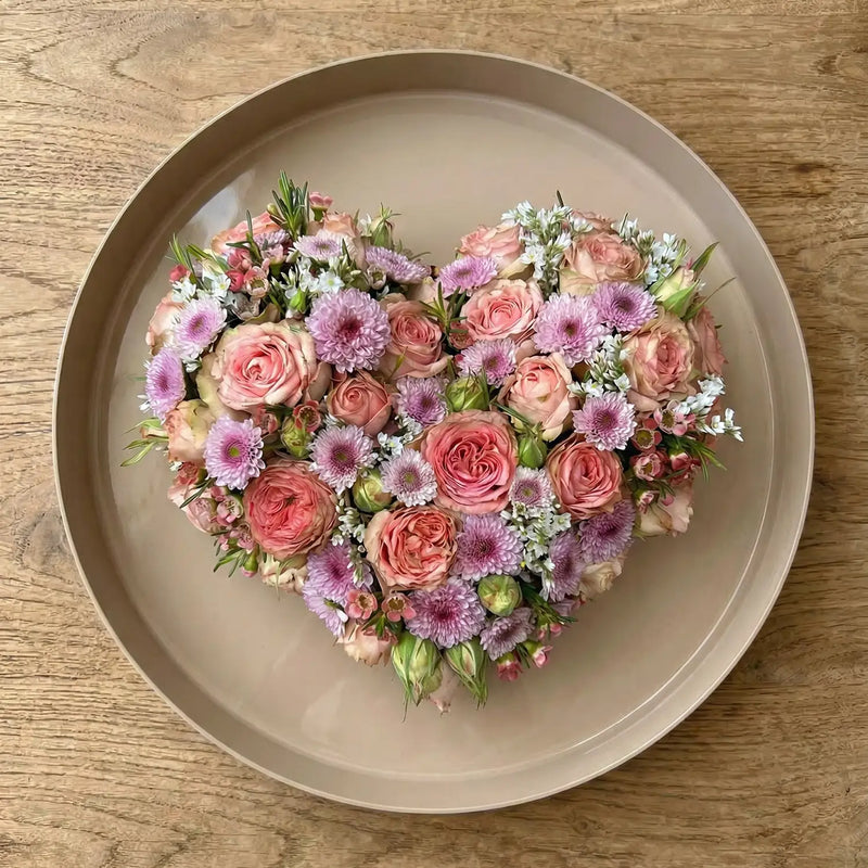 Herzförmiges Blumengesteck mit natürlichem Aufbau – florale Gestaltung von DADA Dornbirn