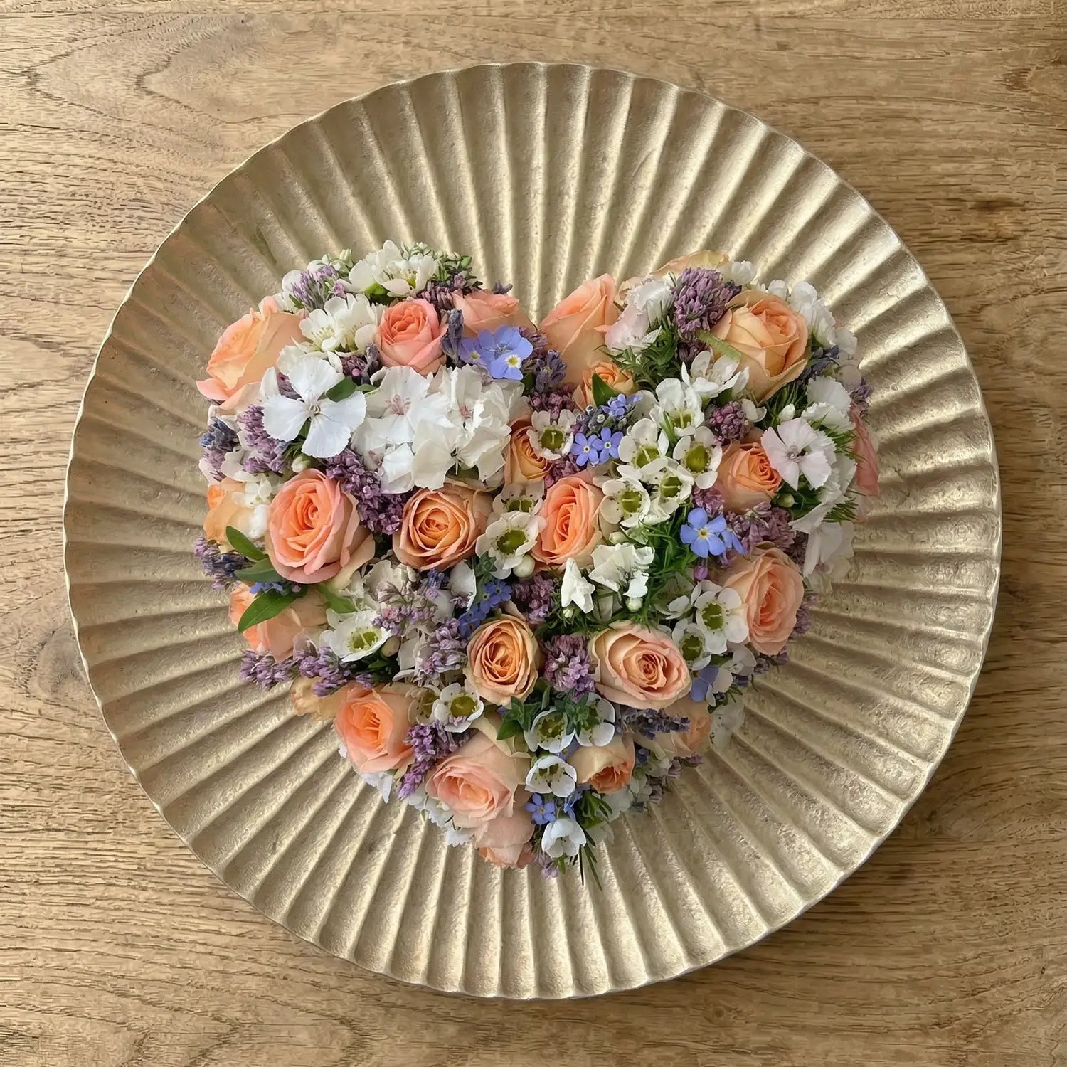 Herzförmiges Blumengesteck mit natürlichem Aufbau – florale Gestaltung von DADA Dornbirn