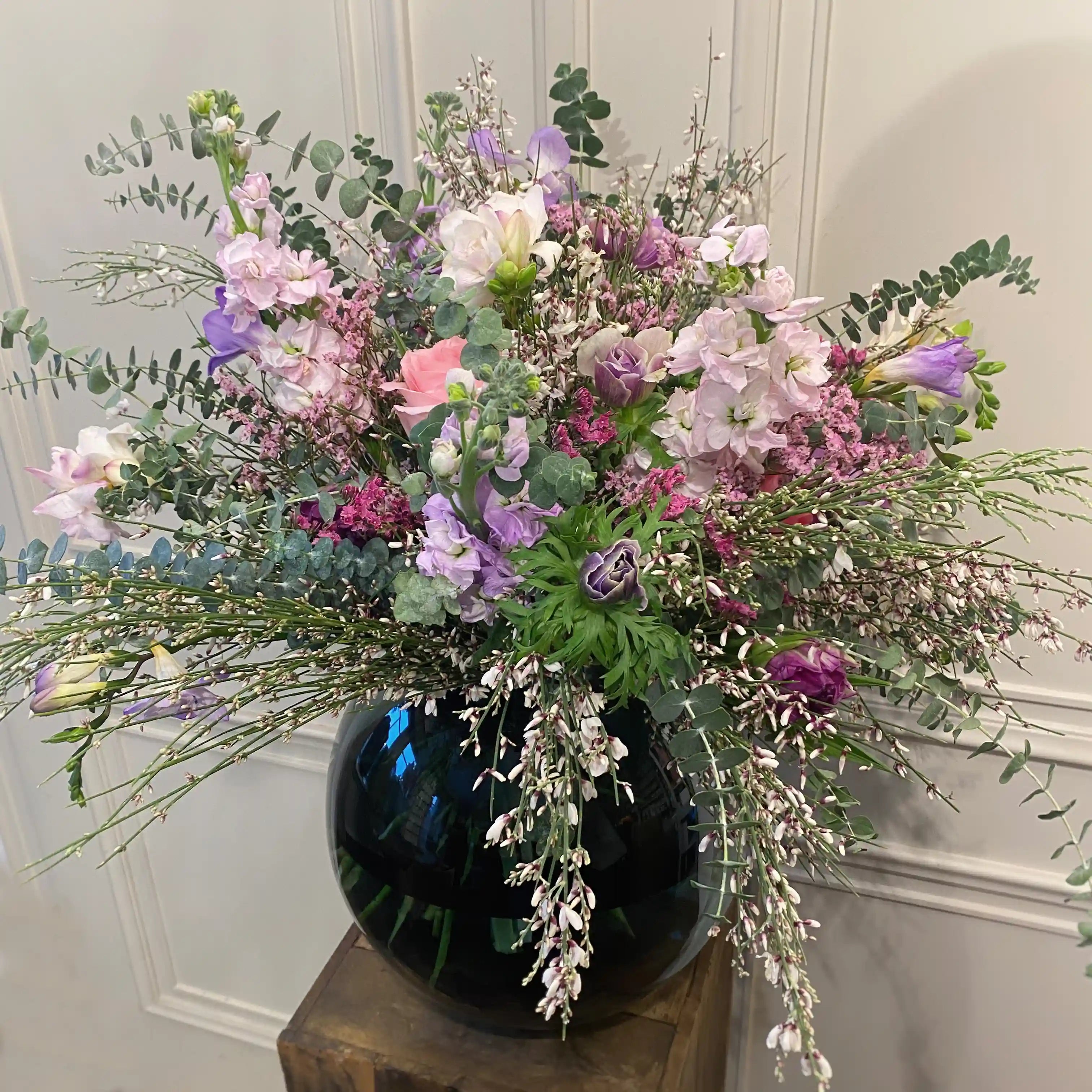 Moderner Blumenstrauß mit klarer Formensprache – liebevoll gebunden von DADA Dornbirn