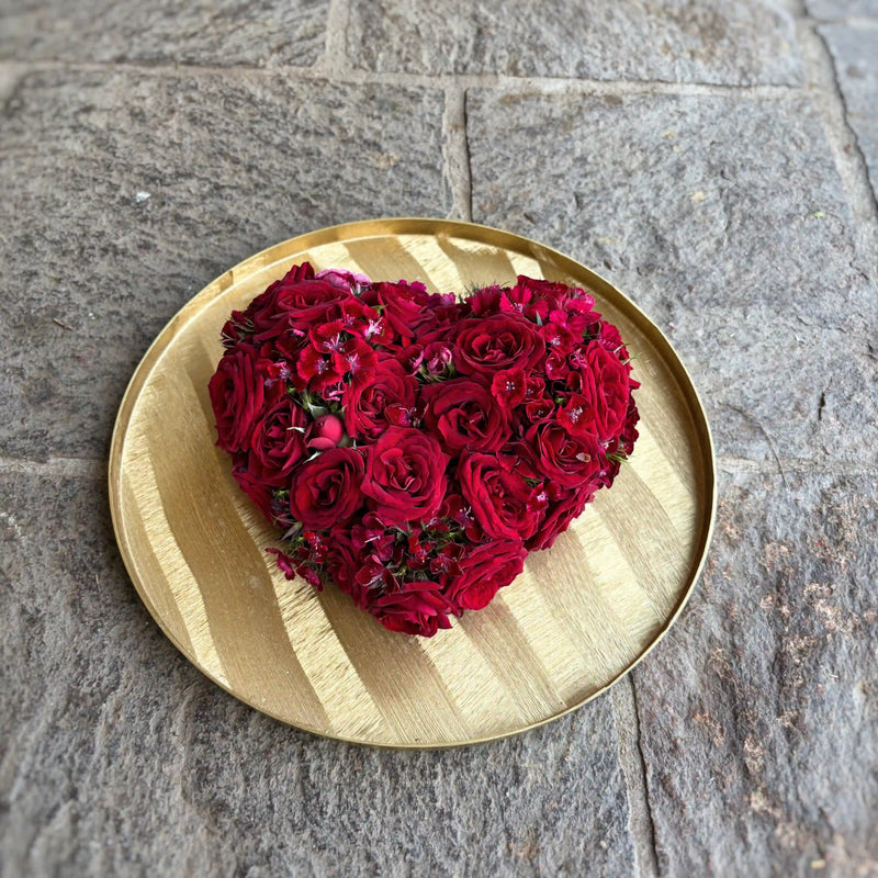 Herzförmiges Blumengesteck mit natürlichem Aufbau – florale Gestaltung von DADA Dornbirn