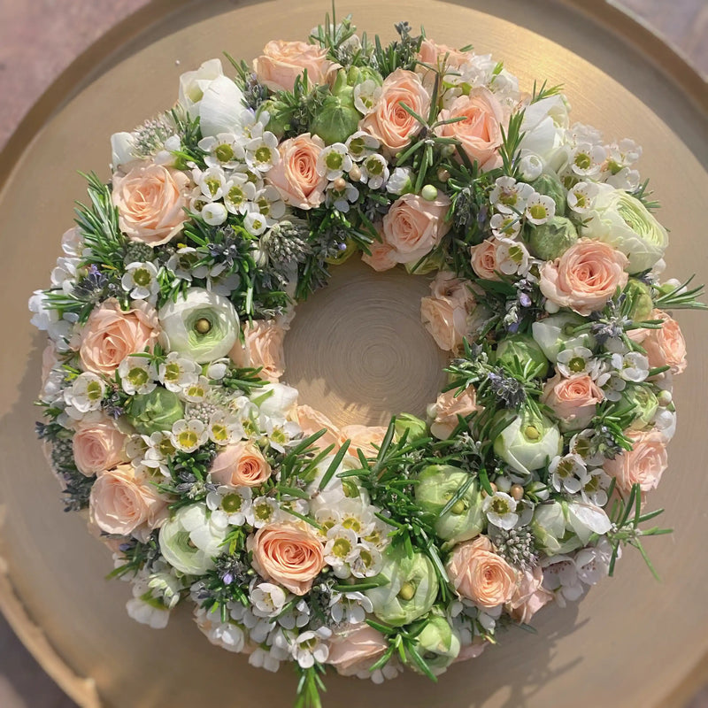 Kreisförmiger Blumenkranz mit dichter Blütenstruktur – florale Gestaltung mit zeitloser Anmutung