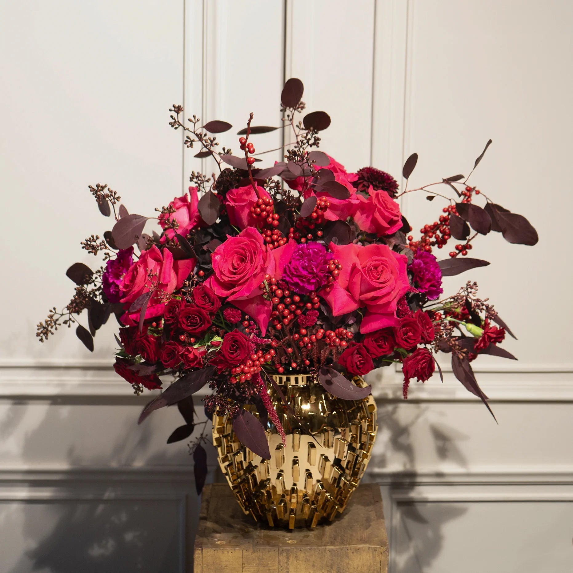 Weinachtlicher Blumenstrauß mit klarer Formensprache – liebevoll gebunden von DADA Dornbirn