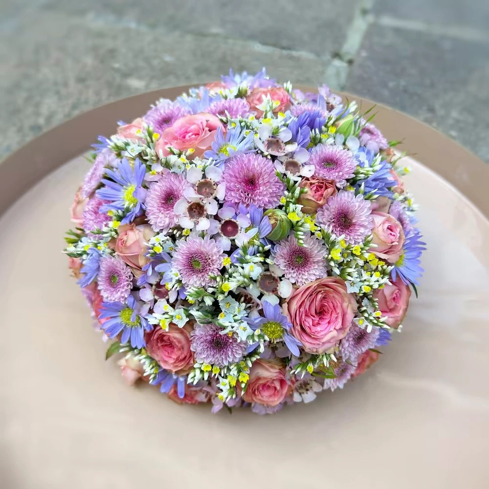 Florales Gesteck in kugelrunder Ausführung – ausgeglichenes Arrangement mit natürlichem Ausdruck