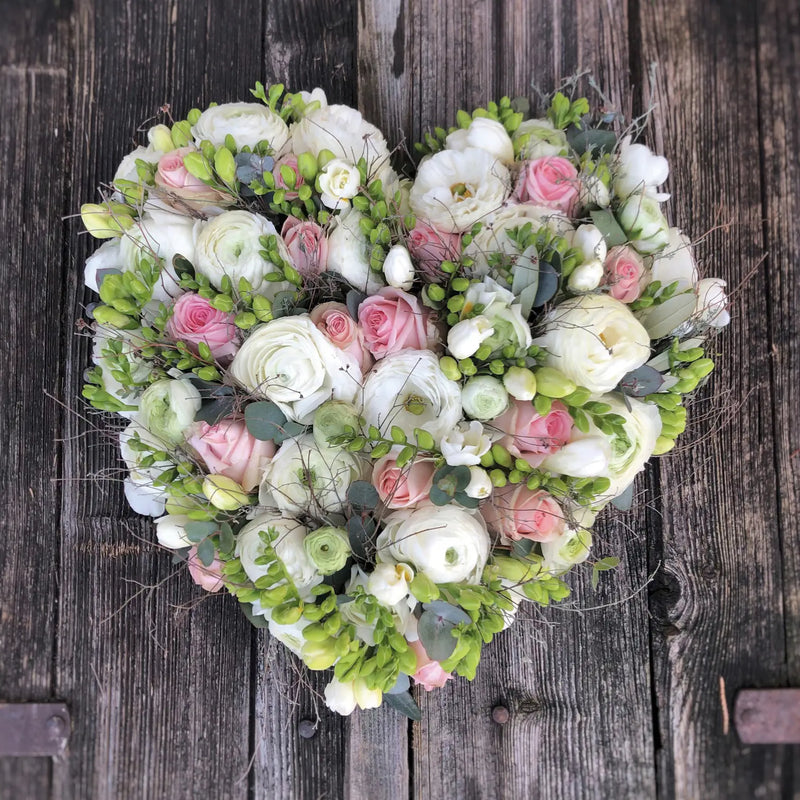 Herzförmiges Blumengesteck mit natürlichem Aufbau – florale Gestaltung von DADA Dornbirn