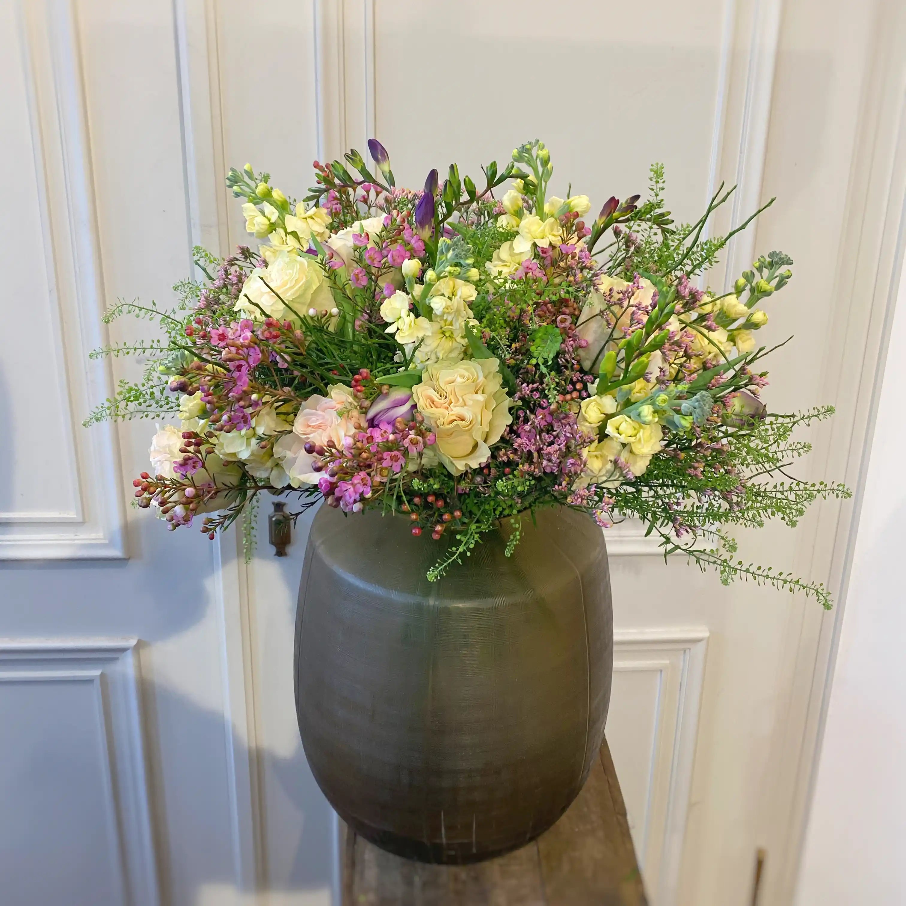 Moderner Blumenstrauß mit klarer Formensprache – liebevoll gebunden von DADA Dornbirn