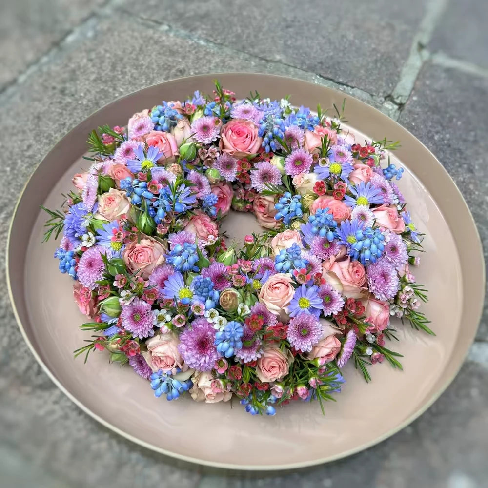 Kreisrundes Blumengesteck mit ruhigem Ausdruck – floral interpretiert in klarer Gestaltung