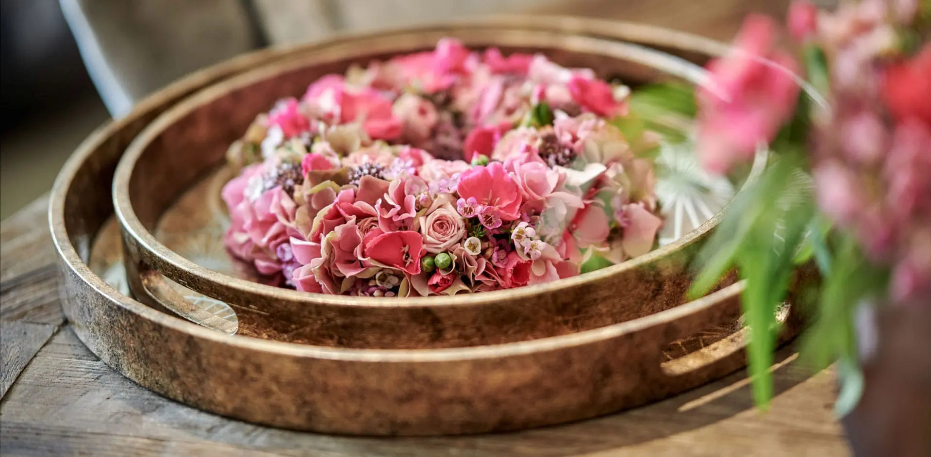 Blumenkranz aus rosa Blüten im Tablett – florale Inszenierung bei DADA in Dornbirn