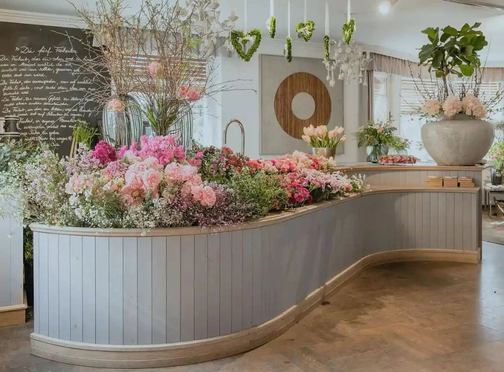 Die Blumentheke im Geschäft von DADA – frisch arrangierte Blumen im Zentrum des Stores