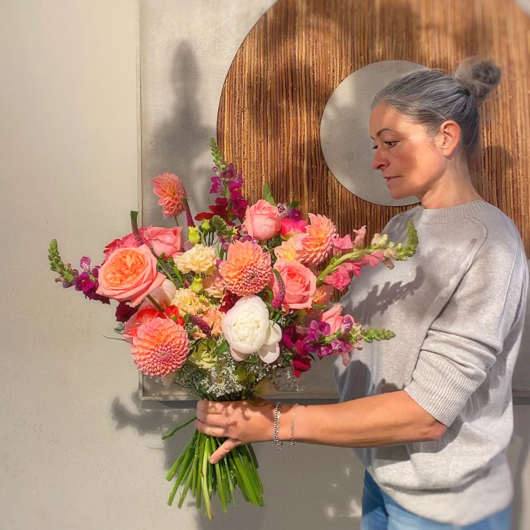 Daniela Le Duigou – die Gründerin von DADA bei der Arbeit mit einem Blumenstrauß