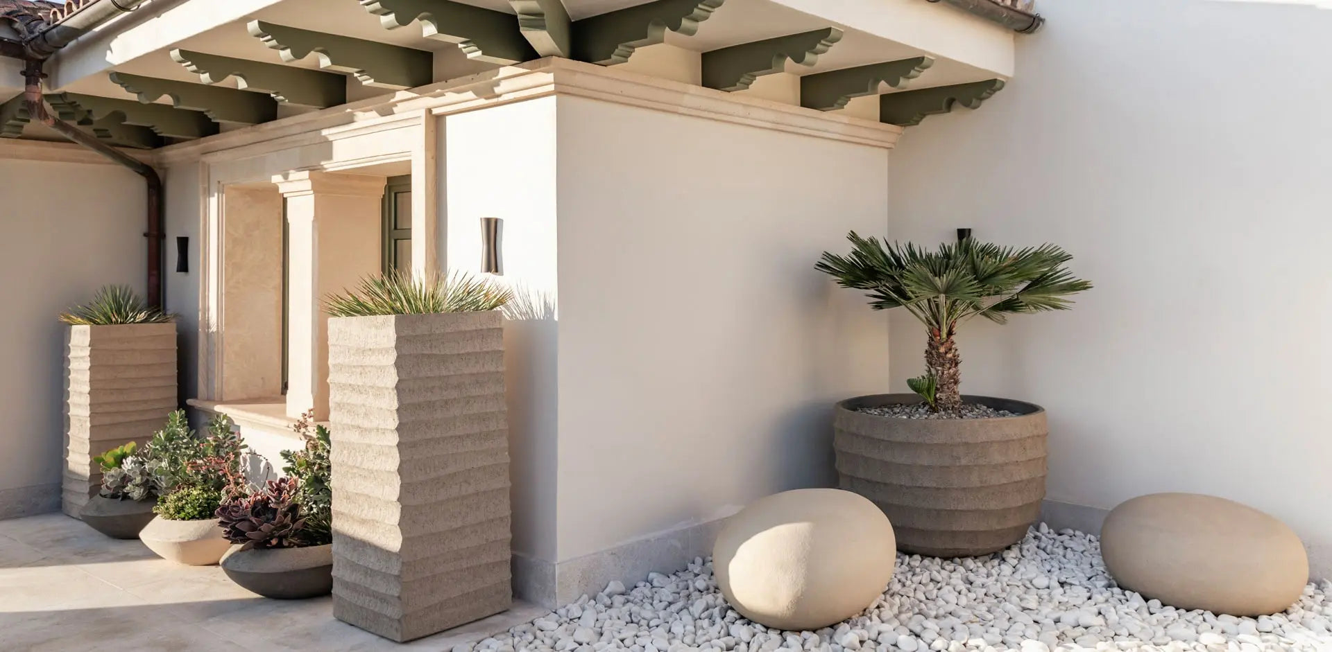 Gartenarrangement mit hochwertigen Pflanzgefäßen von DADA Partnermarken