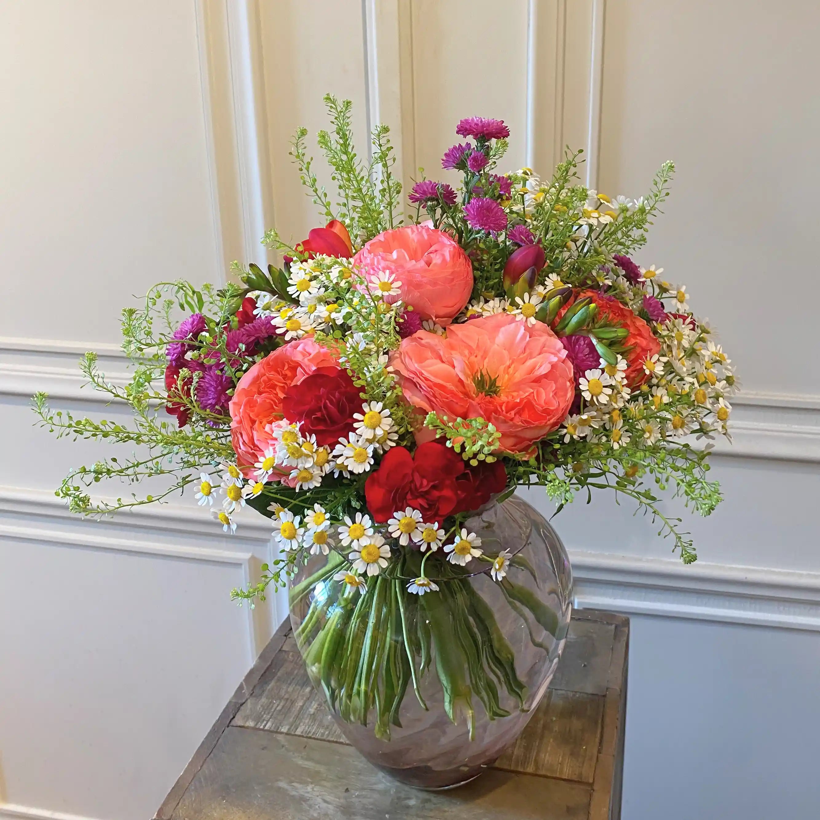 Blumenstrauß mit kuratierter Schlichtheit – handgebunden für den DADA Onlineshop